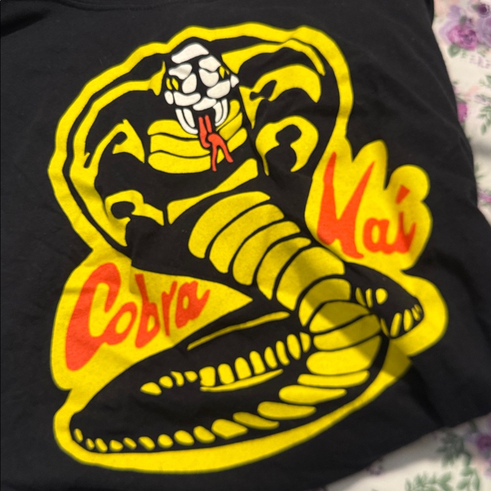 Gildan Black and Yellow Graphic T-Shirt